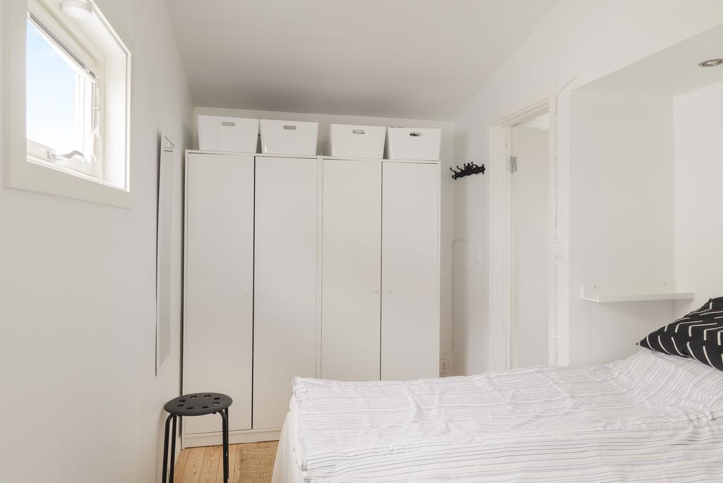 Trivsamt sovrum med plats för dubbelsäng. Här finns även möjlighet till förvaringsgarderober.
