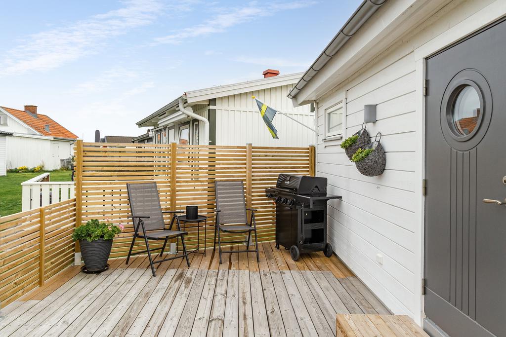 Altanen har byggts ut för att skapa en rymligare och mer praktisk grillhörna med gott om plats för matlagning och umgänge.
