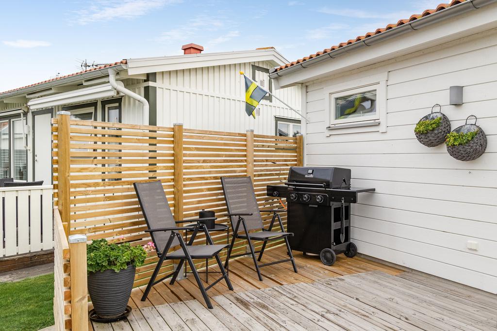 Altandäcket erbjuder flera möjligheter till möblering och sociala ytor. Här finns plats för både grillkvällar och lugna morgnar i solen.