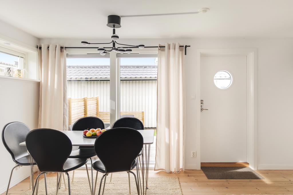 Matplats med utrymme för matbord och stolar intill ett generöst fönsterparti som ger ett fint ljusinsläpp.
