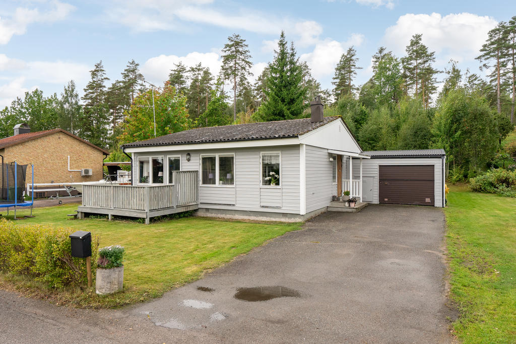 Asfalterat uppfart till garage.