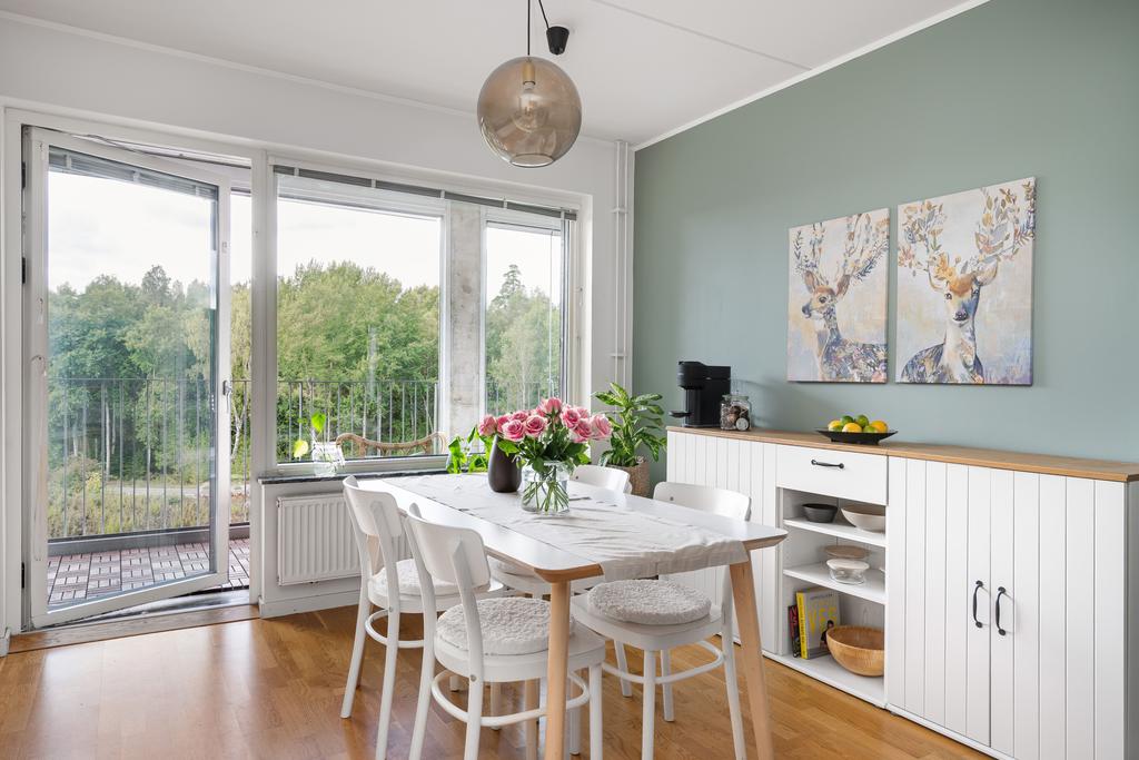 Plats för matbord vid fönstret 