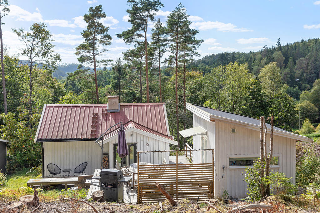 Härligt soligt läge och sköna uteplatser i alla väderstreck!