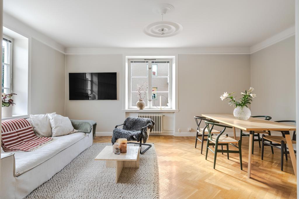 Plats för både matbord och soffa 