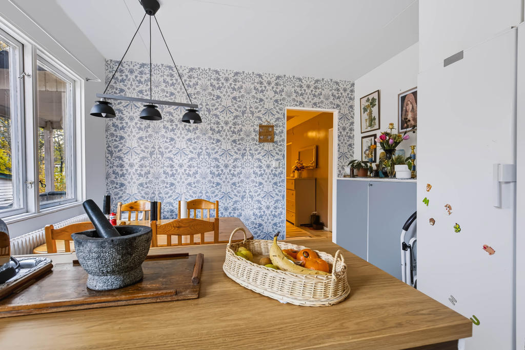 Vy från köksbänk mot matplats. 