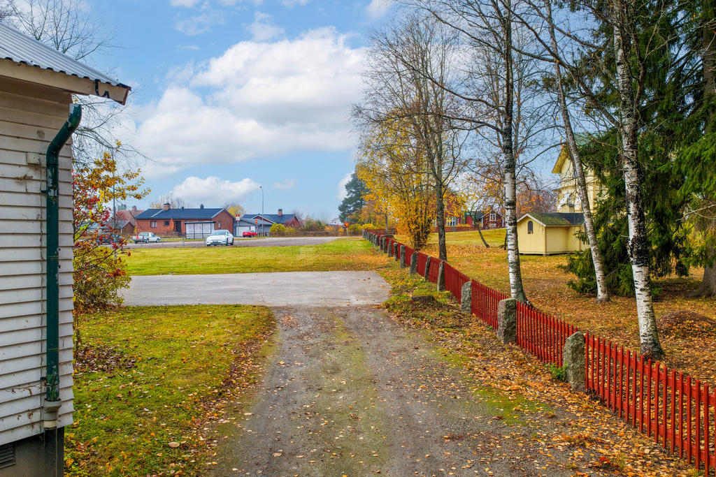 Infart till tomten från återvändsgränd. 