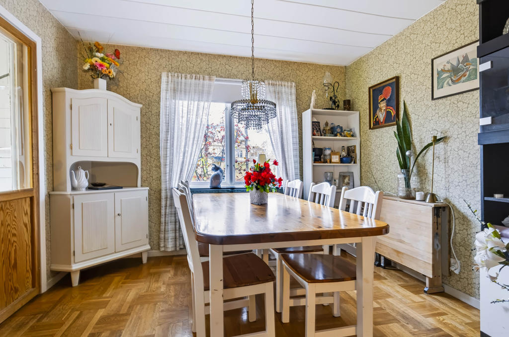 Matplats i vardagsrum med utgång till mindre altan. 