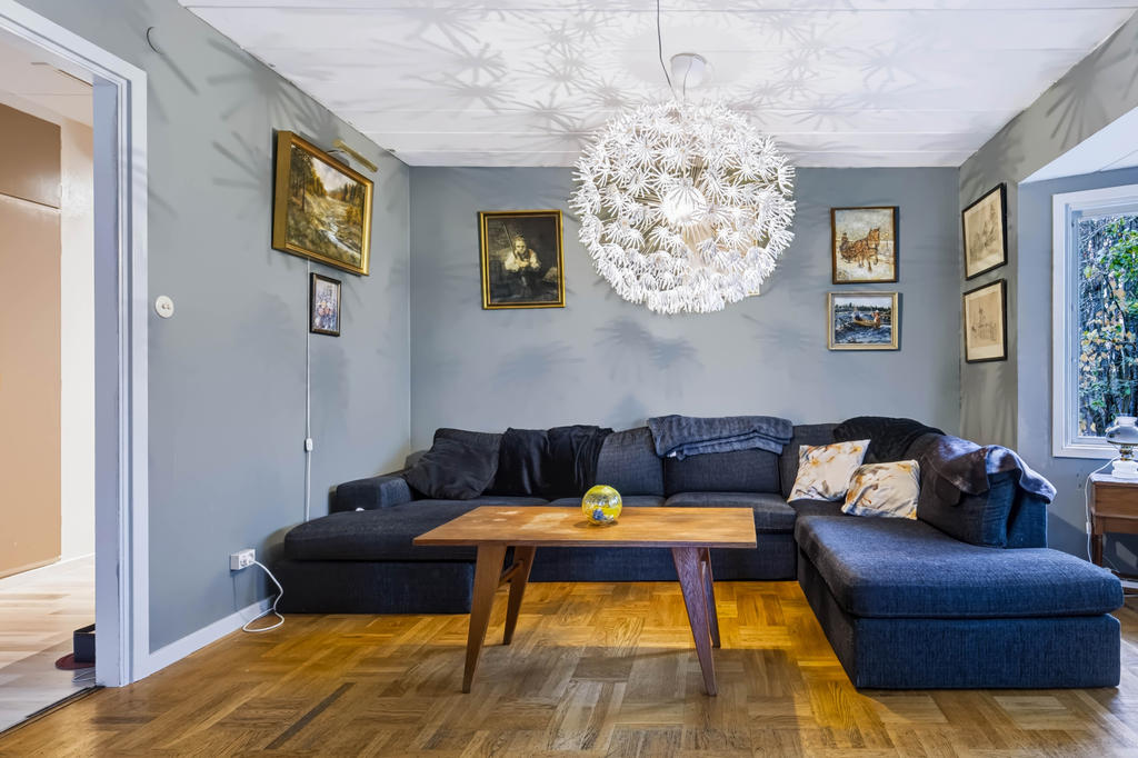 Vardagsrum med plats för stor soffa. 
