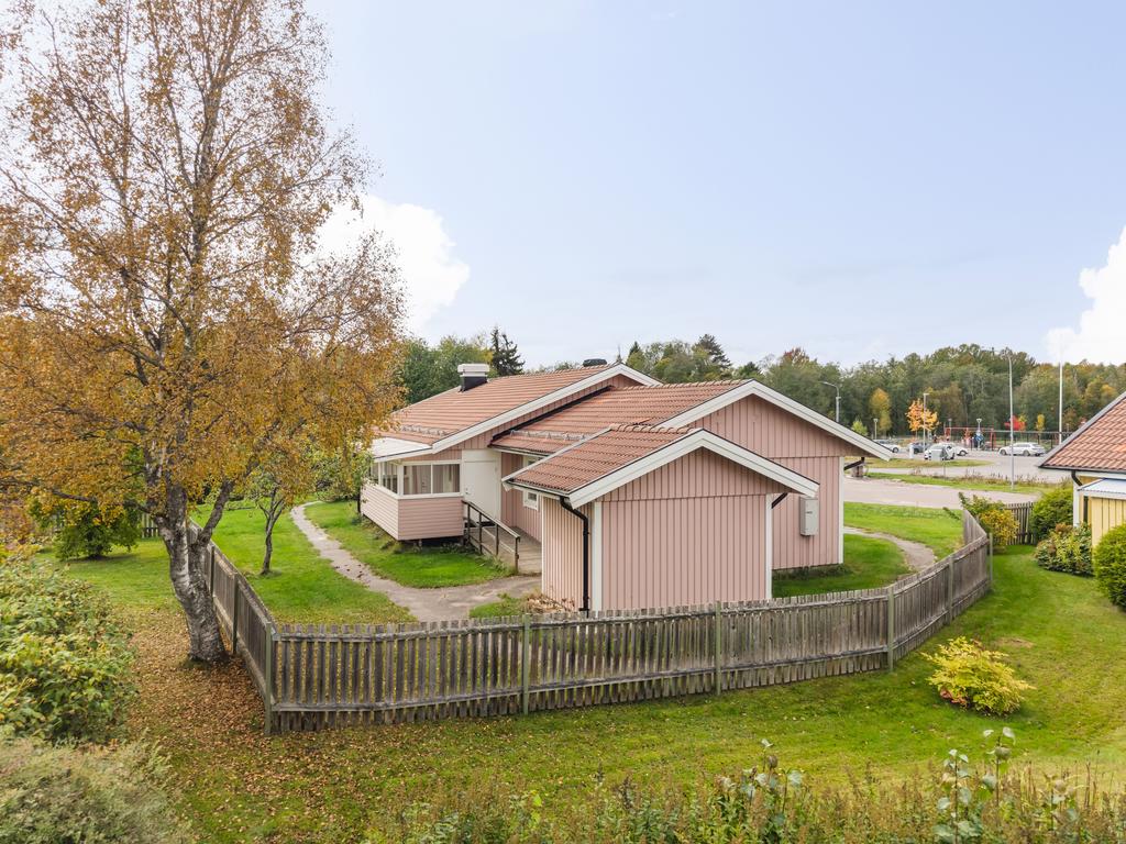 Trädgården omgärdas av staket
