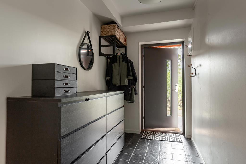 Hall med klinkergolv och avhängning