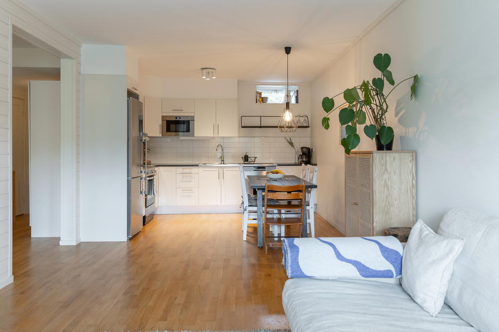 Kök och vardagsrum i öppen planlösning