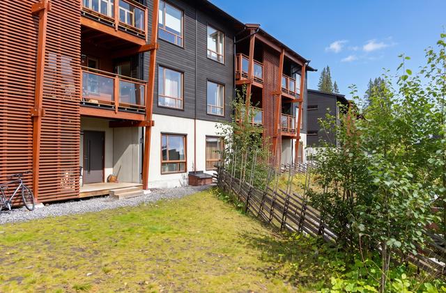 Trevlig grönyta framför lägenheten
