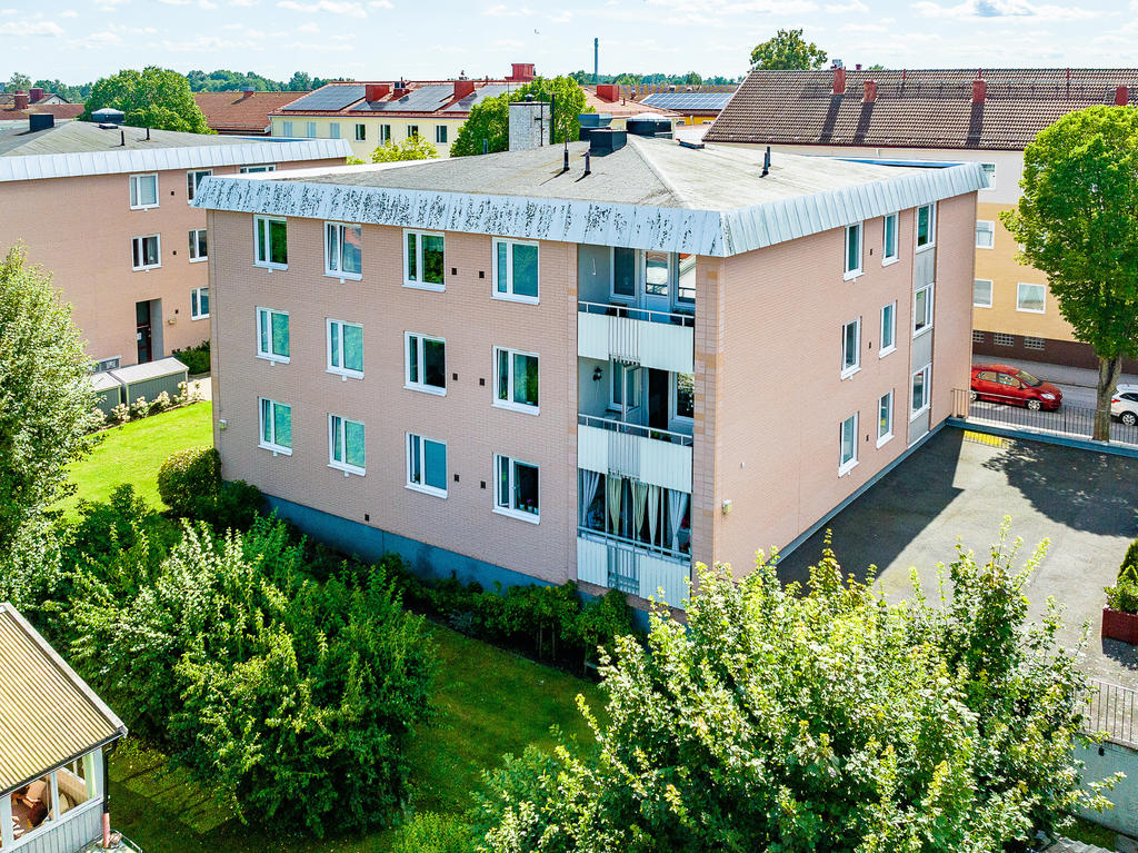 Bostaden är belägen i det eftertraktade området Östermalm