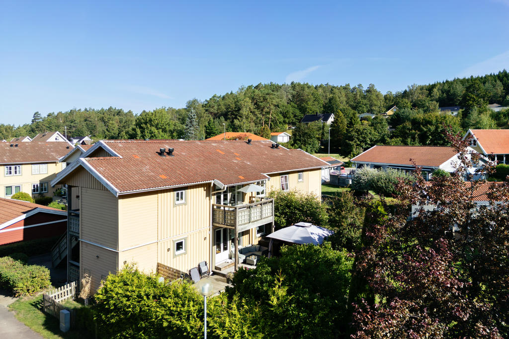 Här bor du i ett lugnt område med naturen runt omkring men ändå nära kommunikationer och stadens puls