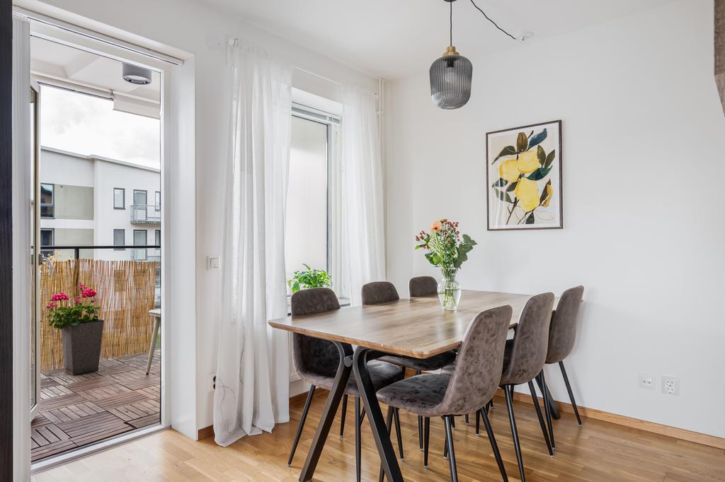 Matplats vid fönster med utgång till balkong