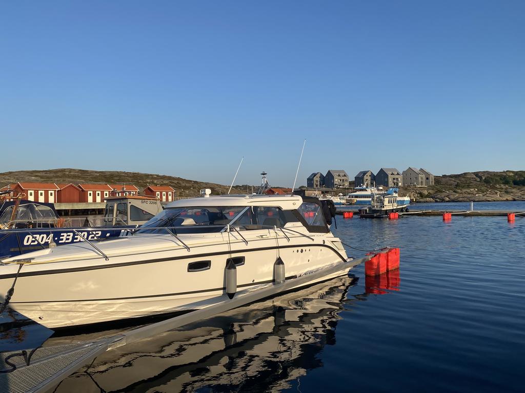 Möjlighet finns att köpa till båtplats och sjöbod i intilliggande marina