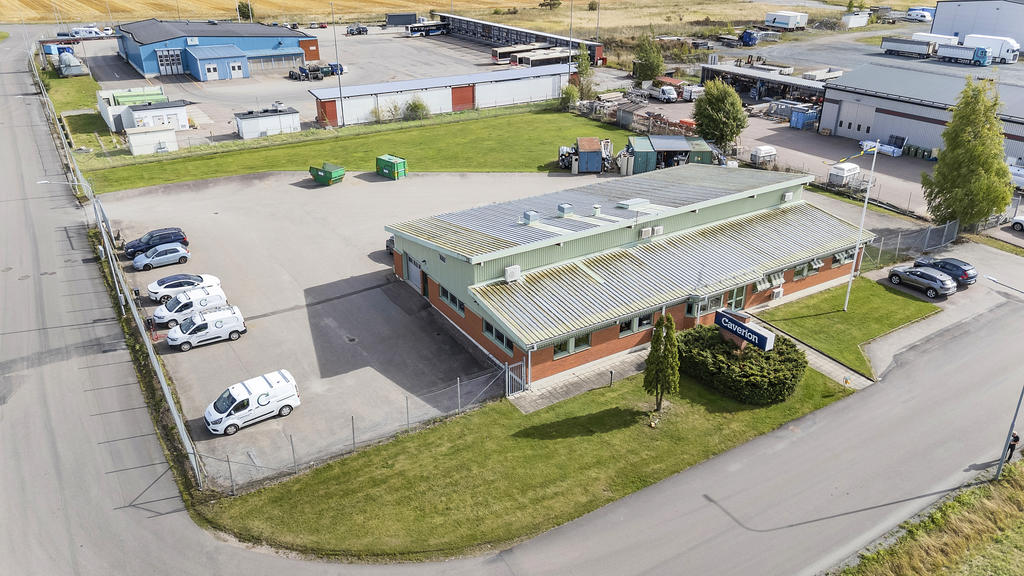 Hela fastigheten med inhägnad och hörnläge