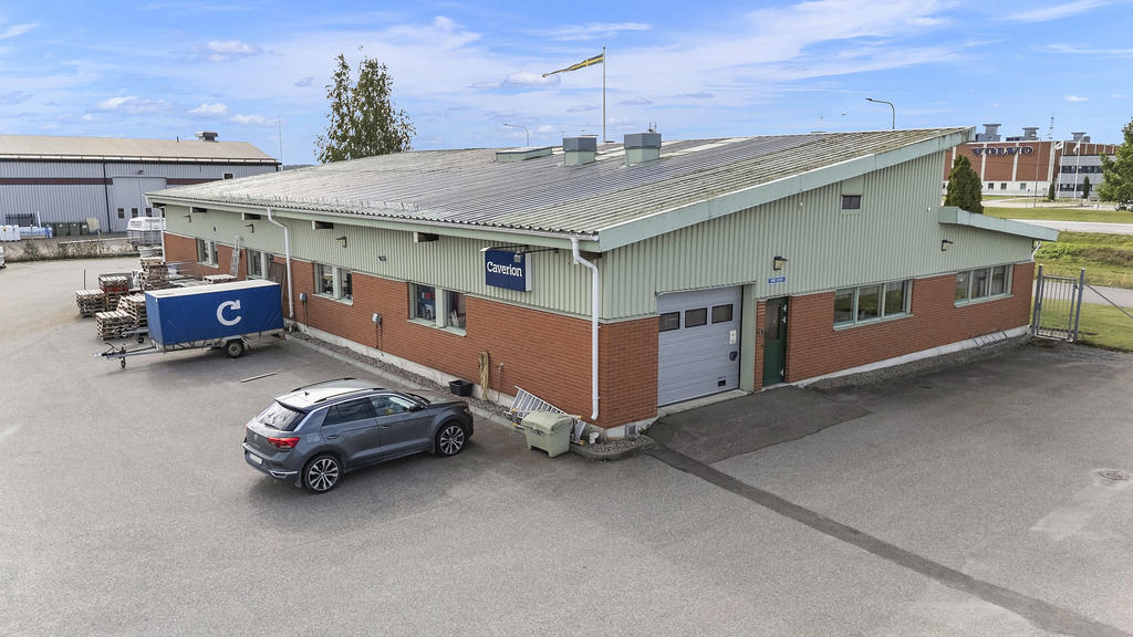 Östersidan med asfalterad innerplan 