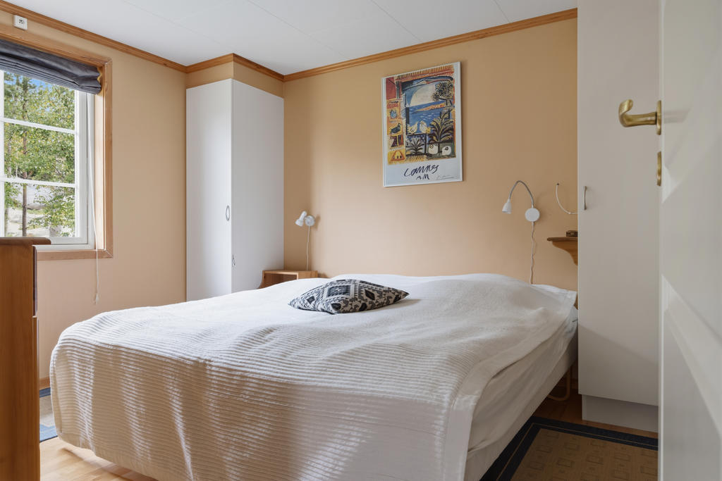 Stort och rymligt master bedroom på entréplan med plats för stor dubbelsäng och garderober.
