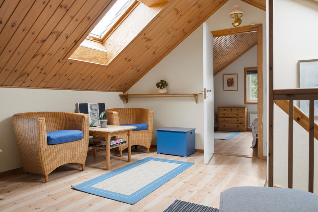 Allrummet på övre plan erbjuder en inbjudande atmosfär med perfekt utrymme för en mysig tv-hörna.