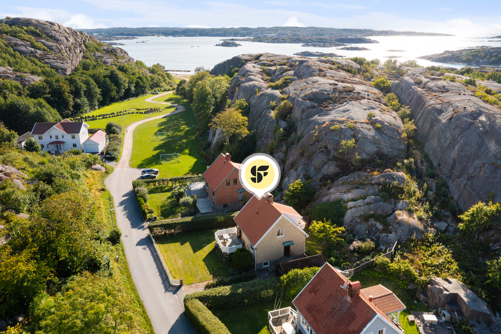 Havsnära läge med badplatsen inom kort promenadavstånd.
