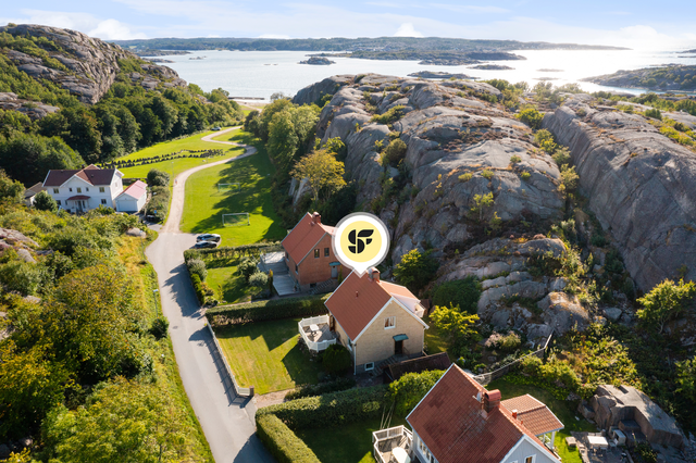 Havsnära läge med badplatsen inom kort promenadavstånd.