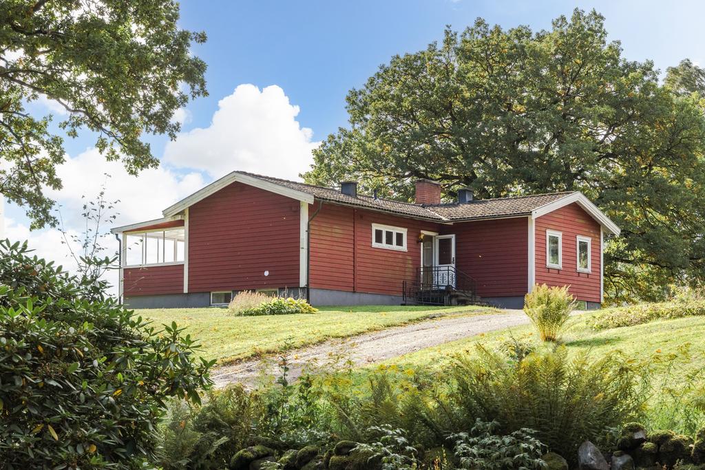 Huset ligger uppe på en kulle med fin utsikt över nejden.