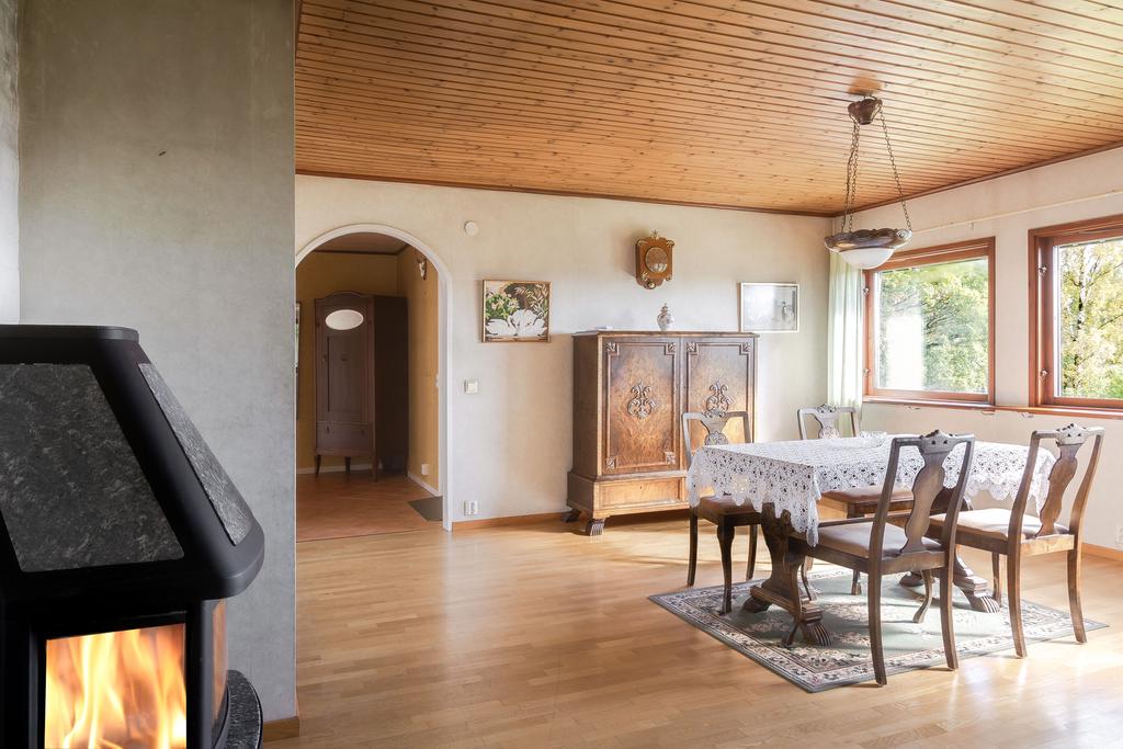 Stort vardagsrum med plats för de stora middagarna med familj och vänner.