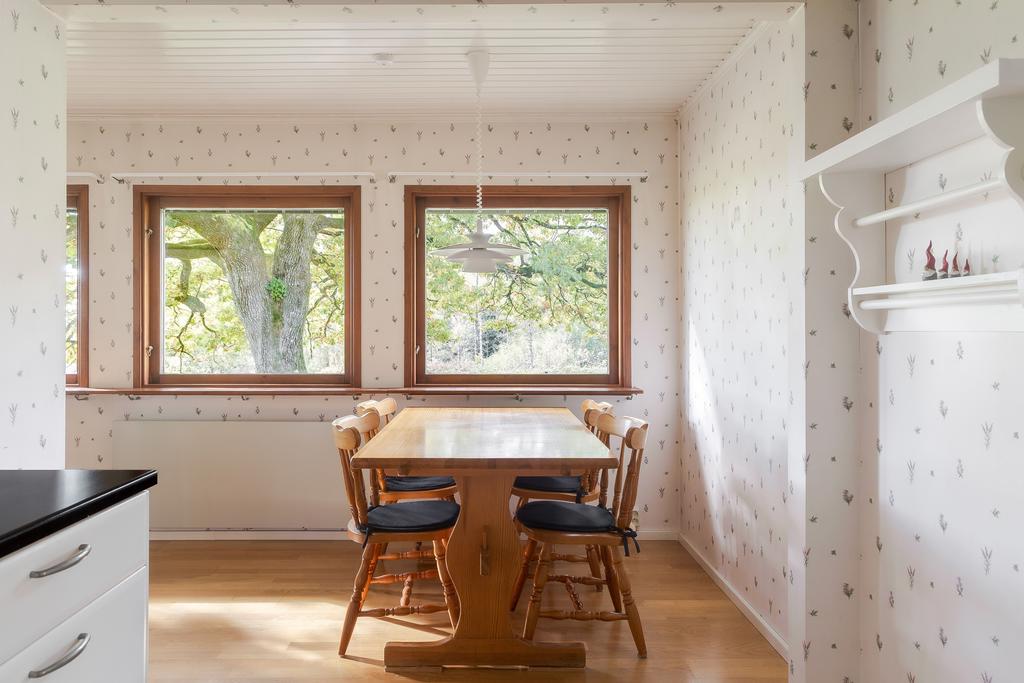 Matplats med stora fönster där man tittar ut på naturen