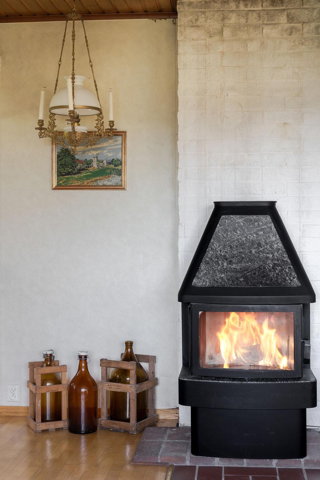 I vardagsrummet finns en härlig kamin som ger både värme och mysfaktor.