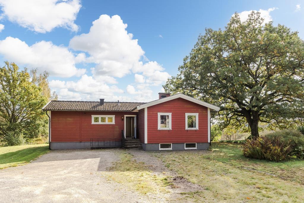 Här bor du precis under en stor fin ek.