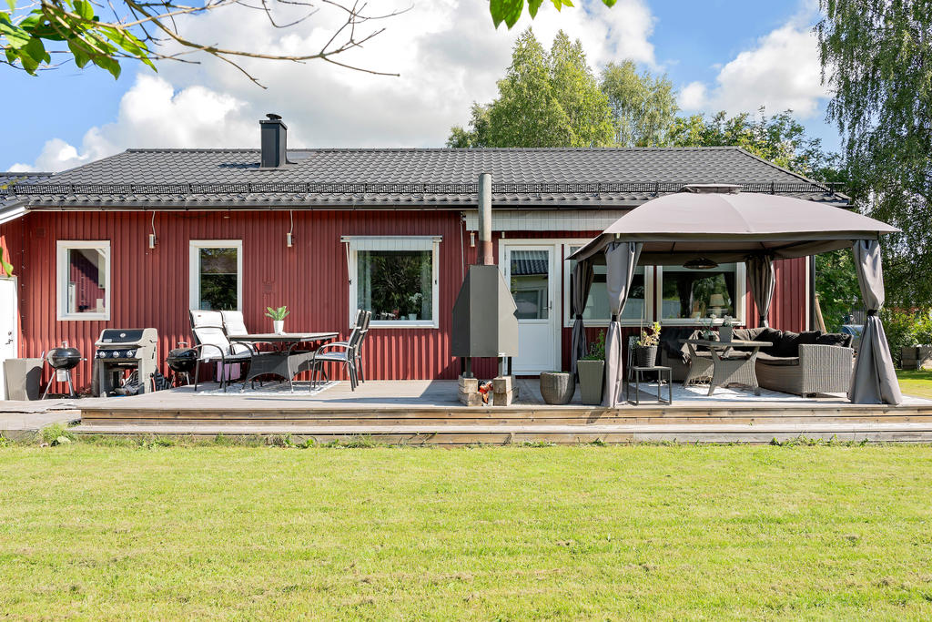 Underbar baksida med soligt läge