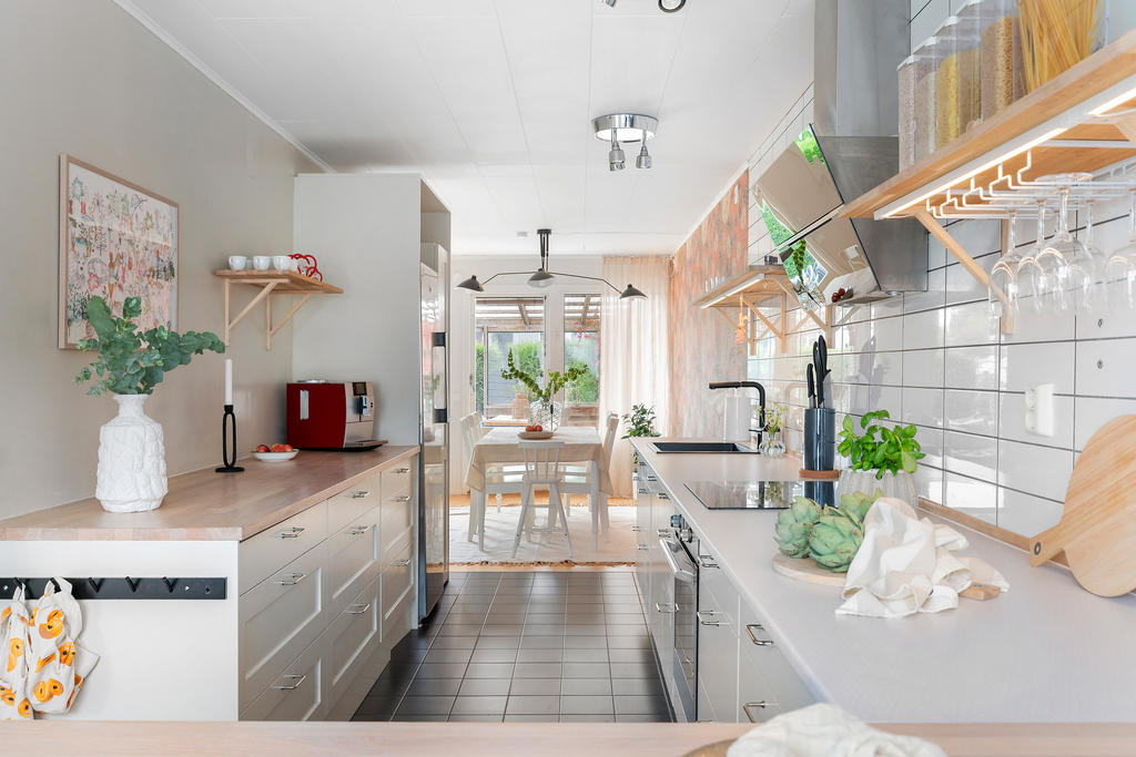 Från köket ser man både husets framsida och baksida