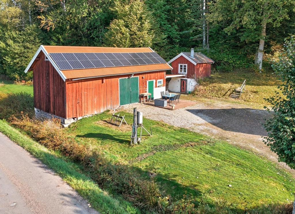 Rymlig ladugård med solpaneler på taket, en byggnad med möjligheter för exempelvis förvaring, hobbyverksamhet eller framtida anpassning efter egna behov