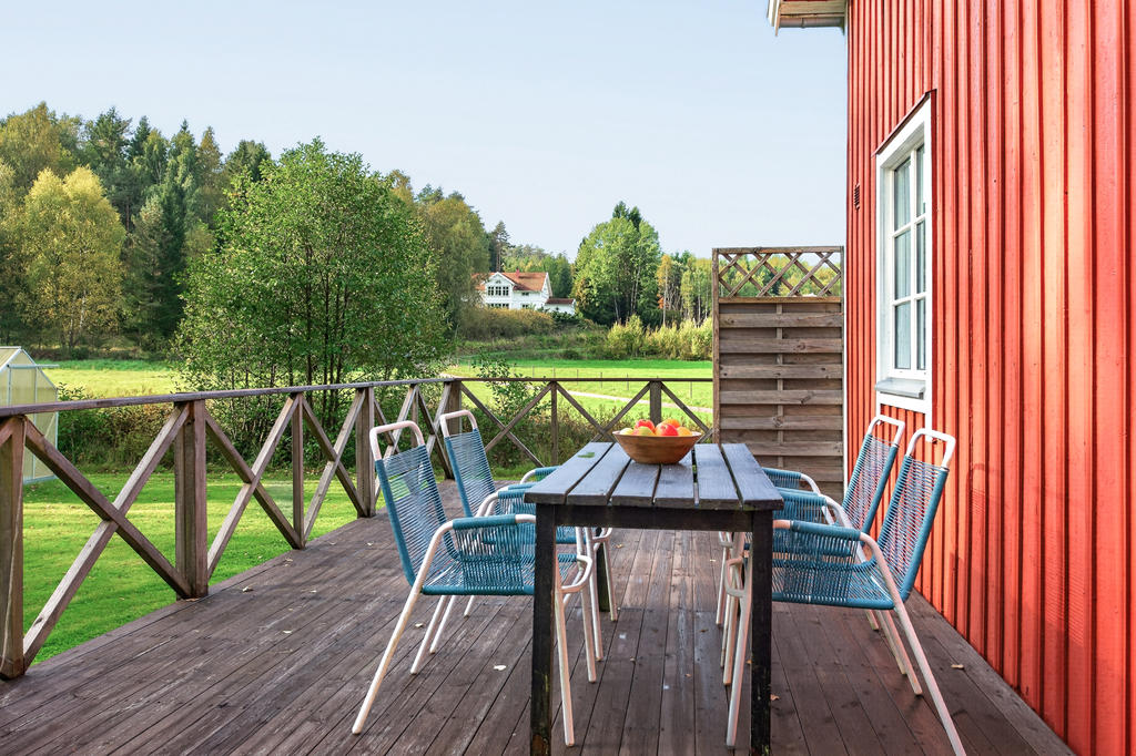 Här finns gott om plats för en utegrupp och grill