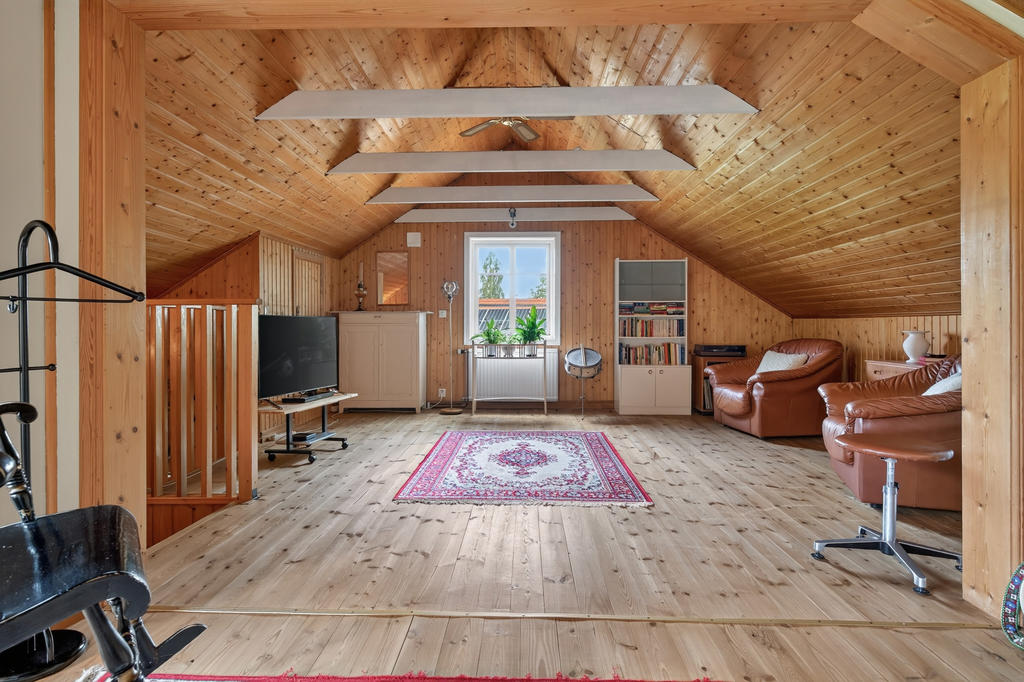 Högt till tak och charmiga takbjälkar 