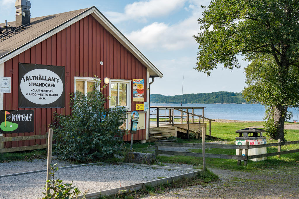 I närområdet ligger populära Saltkällans badplats med sandstrand, lekplats och kiosk med servering av mat