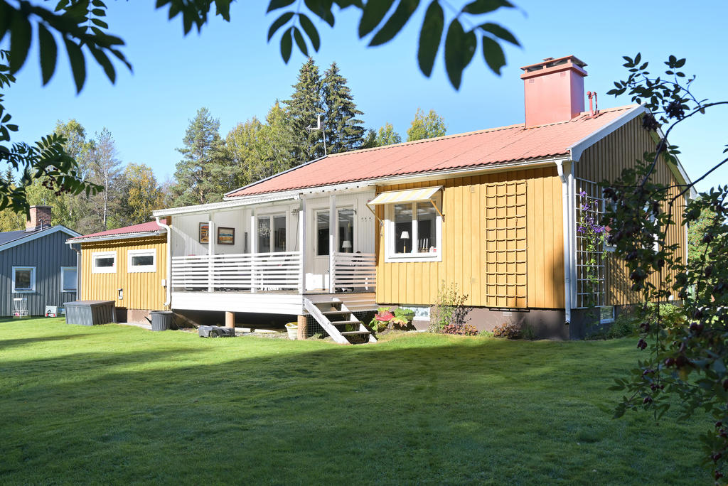 Baksidan av huset med altanen