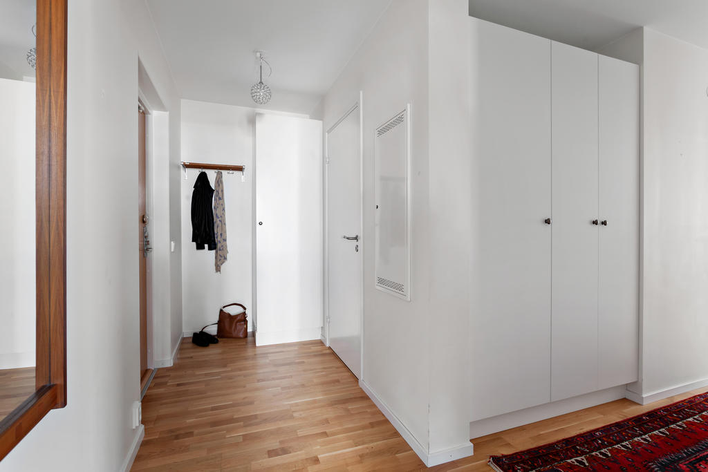 L-formad hall med garderob och stort förråd/klädkammare