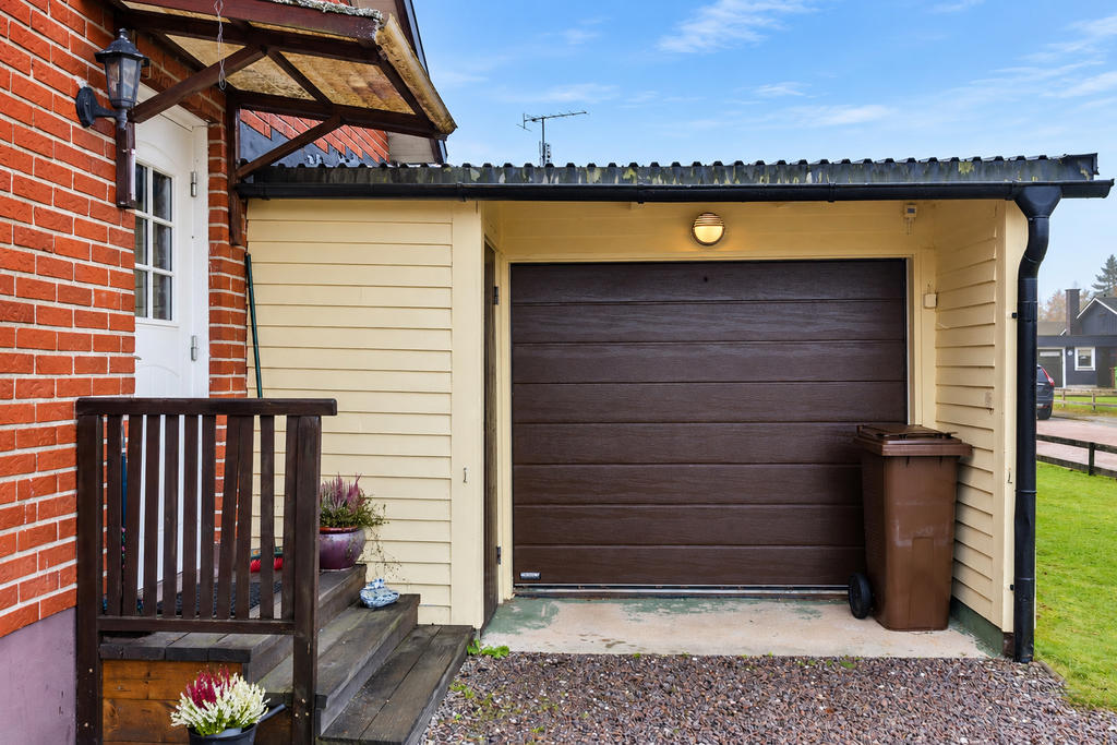 Vidbyggt garage