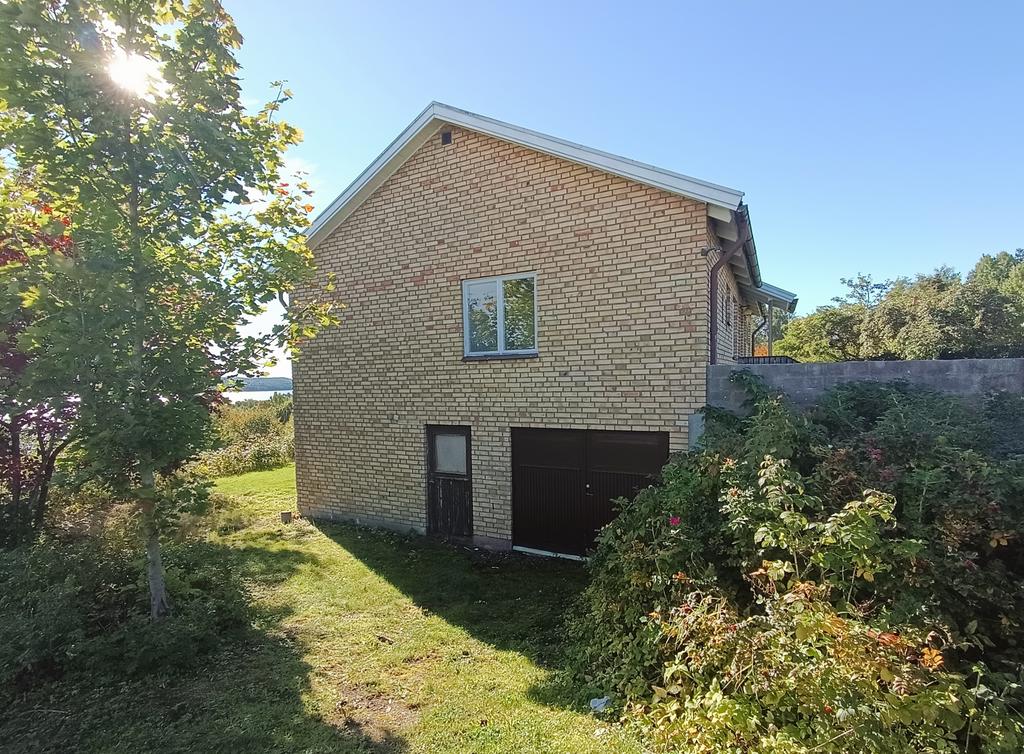 Garage finns i huskroppen.
