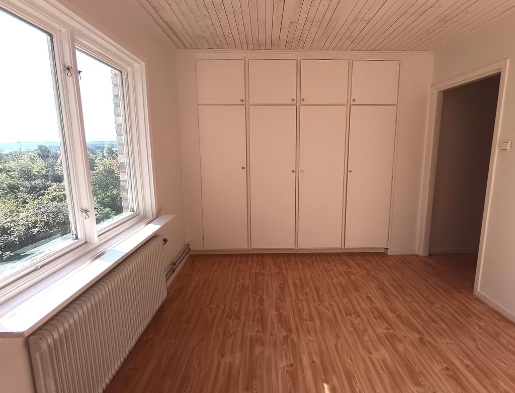 Sovrum 1 med flera garderober-Entréplan.