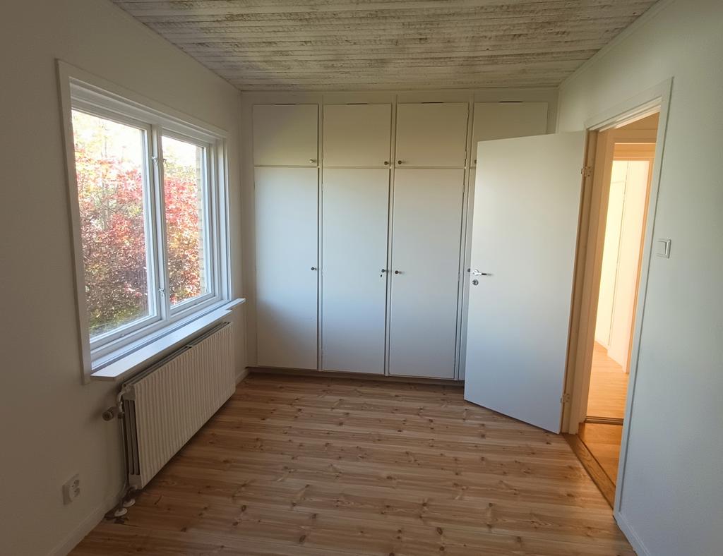 Sovrum 3 med garderober-entréplan.