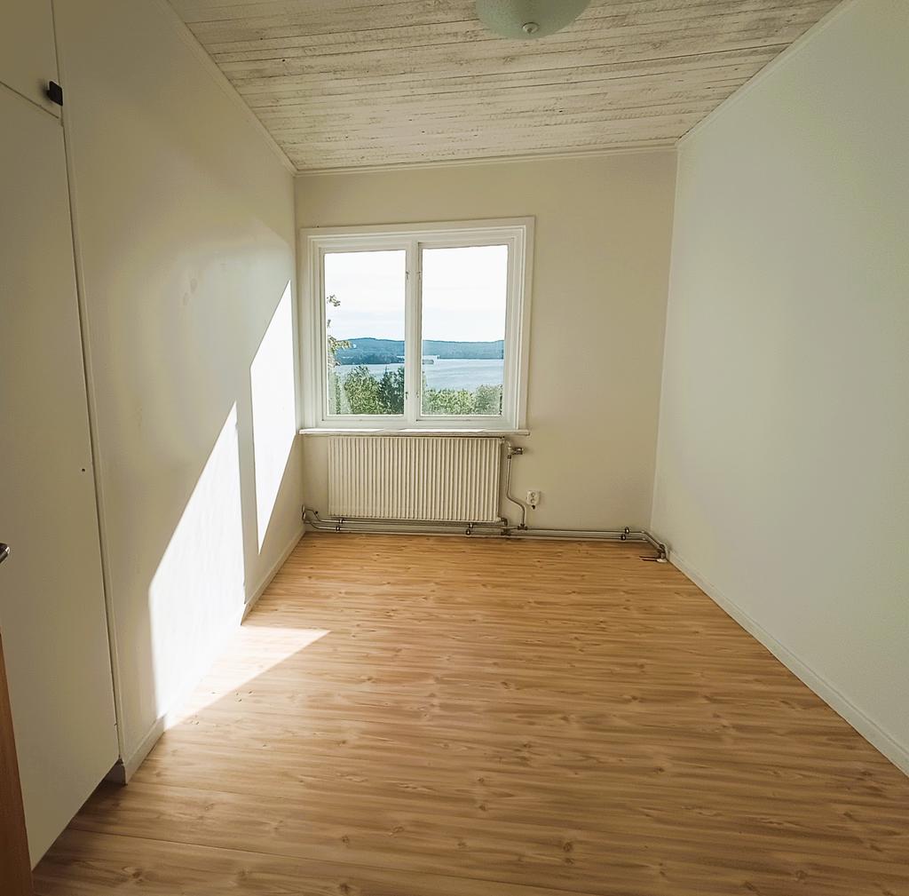 sovrum 2 med garderob-entréplan.