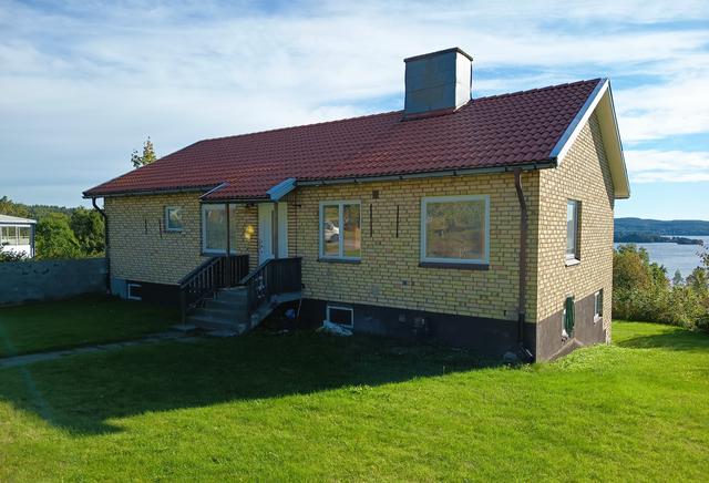 Välkommen till Övre Terrassgatan 20! Ett praktiskt enplanshus med källare om 100 kvm +100 kvm i (bi-area) som erbjuder praktisk planlösning och mycket yta!