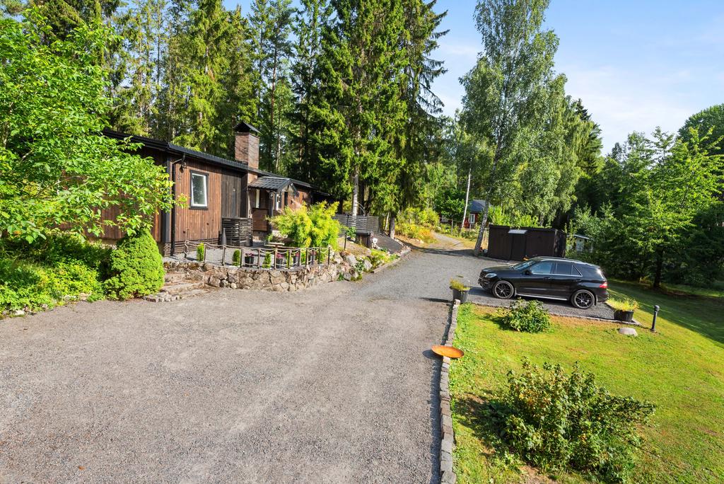 På tomten finns fin ordnad parkeringsplats