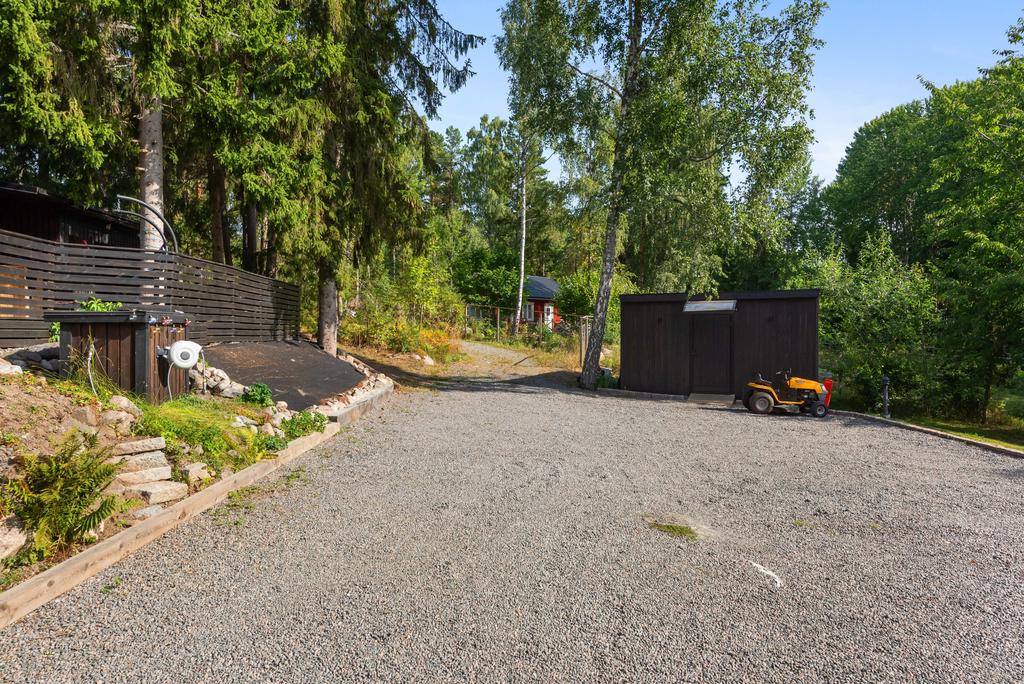 Väg till grannes fastighet går över tomten, förrådet till höger hör till denna fastighet