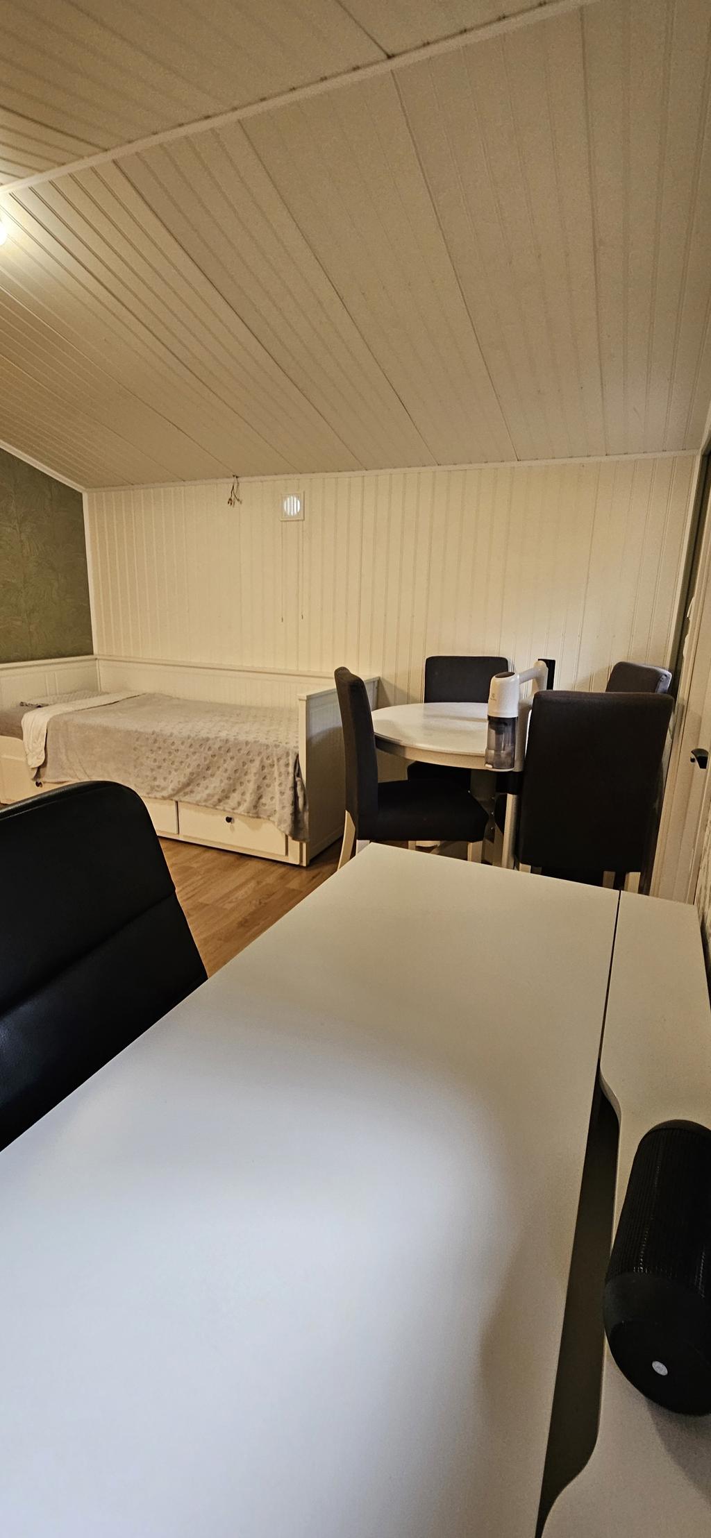 Interiör gästhus säljares bild