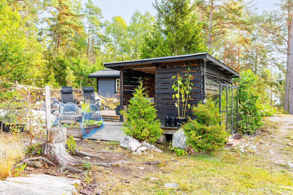 Vedbod och växthus