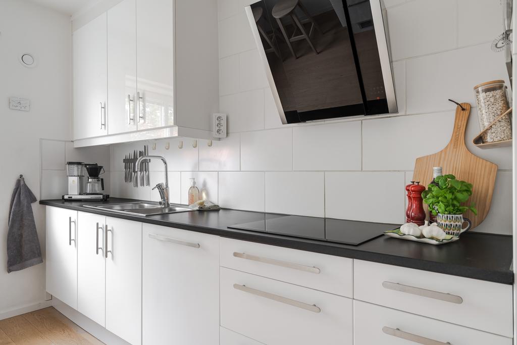 Stilrent i vitt och svart med rostfria detaljer